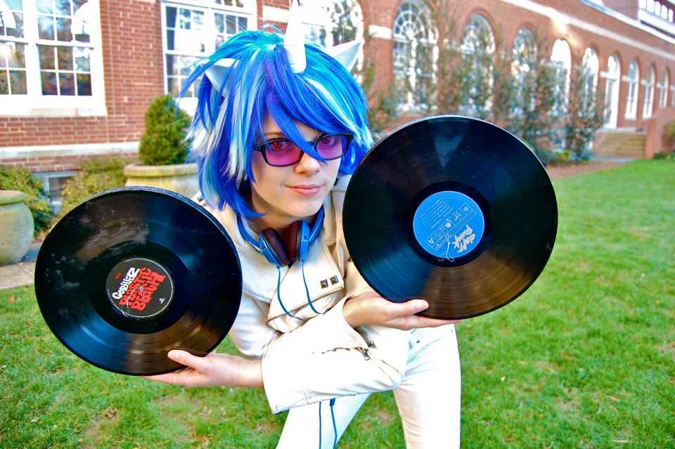 Синим биография. Диджей Пон 3 косплей. DJ косплей. Vinyl Scratch Cosplay. Косплей на ди Джей Блажевич.